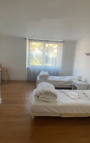 3 habitaciones, tabla de planchar con plancha y cuna de viaje 