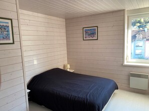 3 bedrooms, iron/ironing board, travel cot, free WiFi