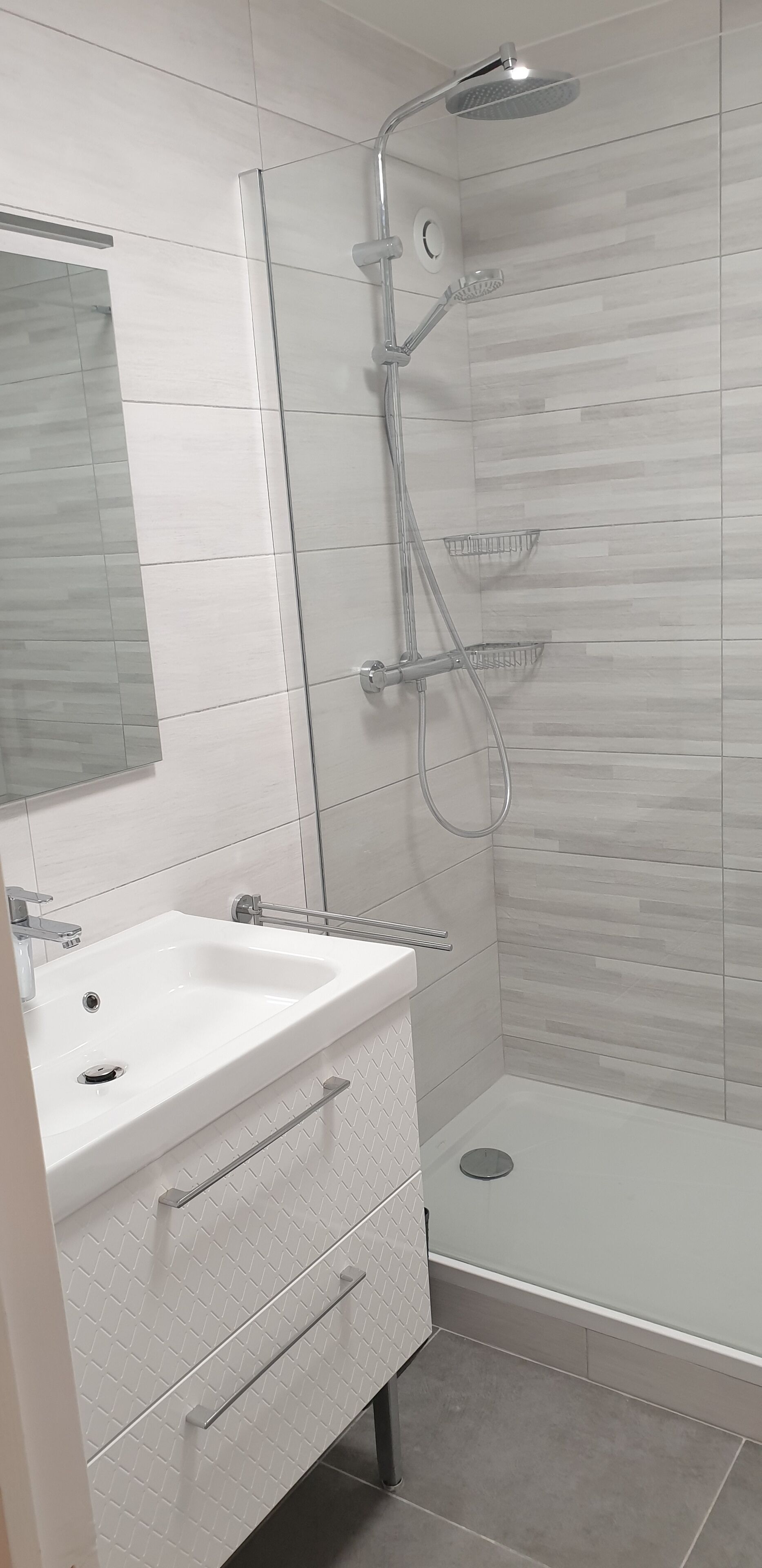 Set di cortesia gratuito, asciugacapelli, pantofole, asciugamani