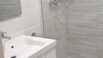 Articles de toilette gratuits, sèche-cheveux, chaussons