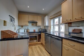 Kühlschrank, Mikrowelle, Ofen, Geschirrspüler