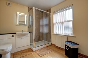 Combined shower/bathtub, hair dryer - Bakers Yard -  a self catering cottage that sleeps 6 guests  in 2 bedrooms (Wells-next-the-Sea)