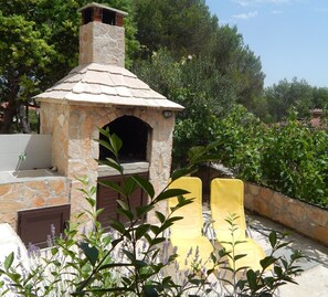 Apartment (Two Bedroom Apartment with Terrace Sa) | BBQ/picnic Area - Apartments Mimose (Milna)