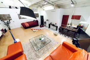 Apartamento básico, no fumadores | Sala de estar | Una televisión de pantalla plana