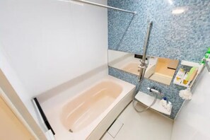 Apartamento básico, no fumadores | Baño | Bañera y ducha independientes, bidé, toallas y jabón