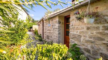 Studio (Studio Apartment with Patio and Garde) | Property entrance