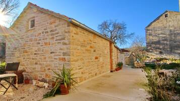 Apartment (One Bedroom Apartment - Patio and Gar) | Außenbereich