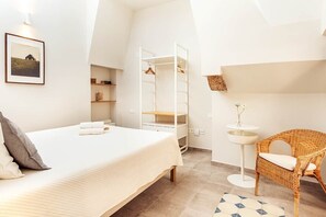 1 غرفة نوم ومكتب ومكواة/لوح كي وسرير سفر