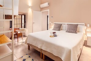 A hotel room with a large bed, a desk, and a chair. - 101 Compact - Apartments Plaza Mayor 35 (Cáceres‎)