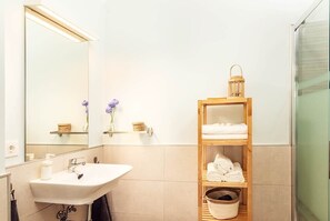 Dusche, Haartrockner, Handtücher, Seife