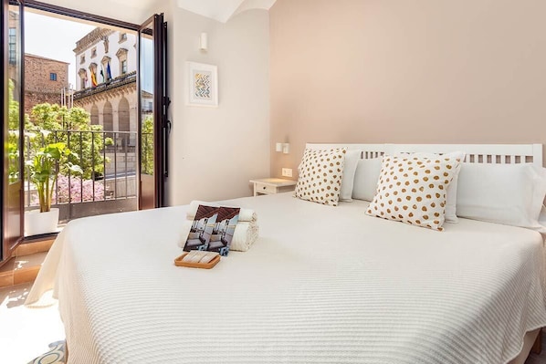 1 chambre, fer et planche à repasser, lit de bébé portatif