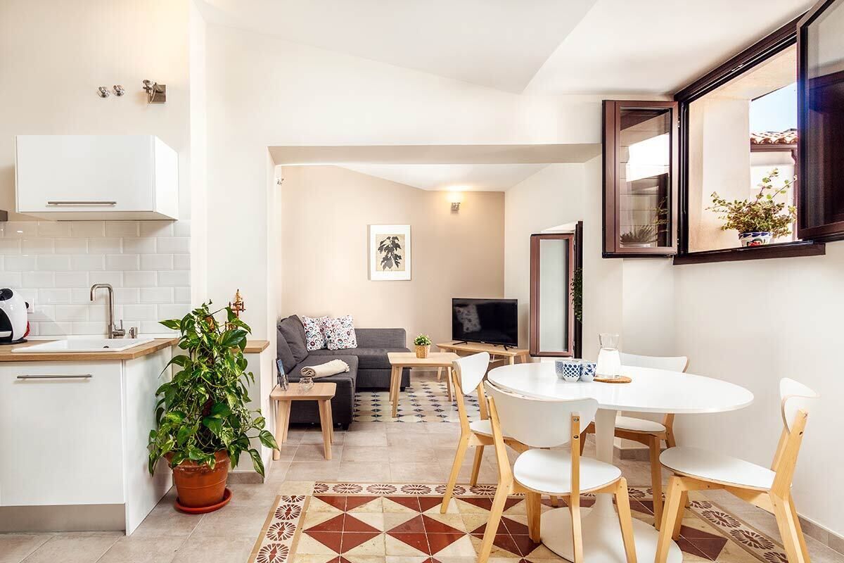 Een koelkast, een magnetron, een kookplaat