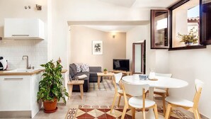Un apartamento moderno con cocina, comedor y sala de estar.
