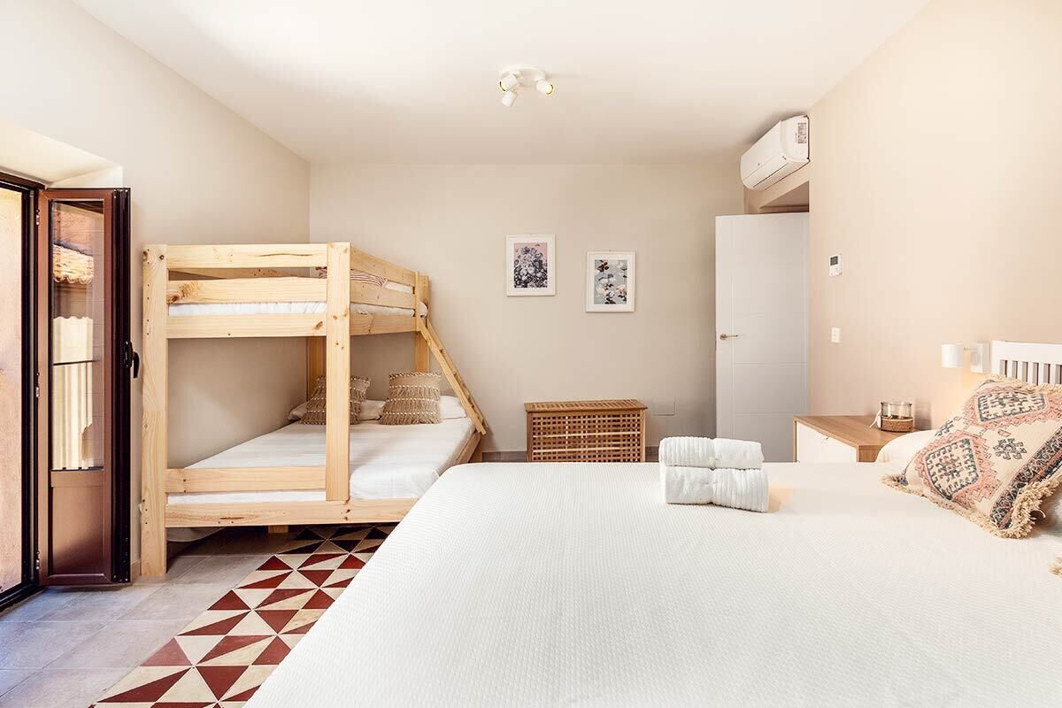 1 Schlafzimmer, Schreibtisch, Bügeleisen/Bügelbrett, Reisekinderbett