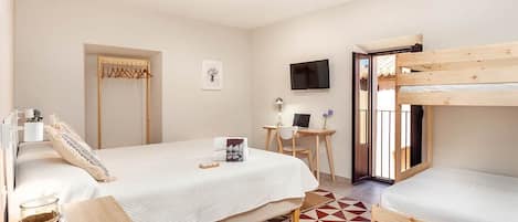 1 dormitori, escriptori i planxa i posts de planxar