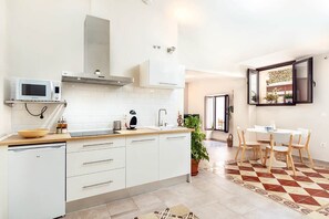Kühlschrank, Mikrowelle, Herdplatte, Wasserkocher mit Kaffee-/Teezubehör