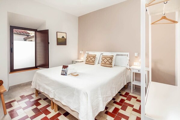 1 bedroom, iron/ironing board, travel cot, free WiFi