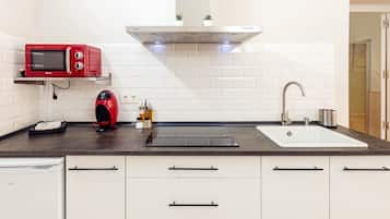 Kühlschrank, Mikrowelle, Herdplatte, Wasserkocher mit Kaffee-/Teezubehör