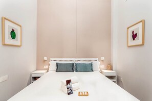 1 habitación, tabla de planchar con plancha y cuna de viaje 