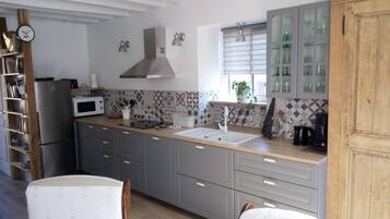 Een koelkast, een microgolfoven, een oven, een kookplaat