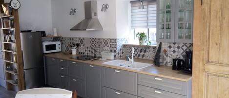 Réfrigérateur, micro-ondes, four, plaque de cuisson