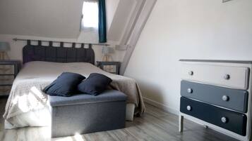 2 slaapkamers, een strijkplank/strijkijzer, reisbedje, wifi