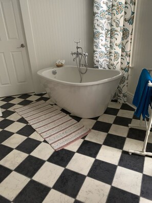 浴槽、ヘアドライヤー、タオル、石鹸