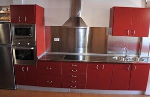 Mikrowelle, Ofen, Wasserkocher mit Kaffee-/Teezubehör
