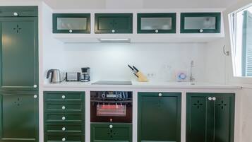 Een koelkast, een oven, een kookplaat, een vaatwasser