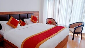 Chăn bông, minibar, két bảo mật tại phòng, bàn 