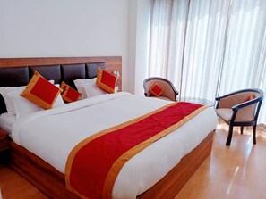 Edredón, minibar, caja de seguridad en la habitación y escritorio 