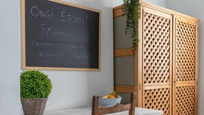 A room with a blackboard displaying "Bienvenue" and a wooden cabinet with a lattice design. - KUIA apartment in Barakaldo, next to the metro (Barakaldo)