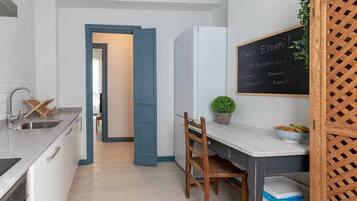 Een koelkast, een microgolfoven, een oven, een vaatwasser