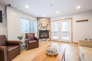 テレビ、暖炉、書斎 / ワークスペース