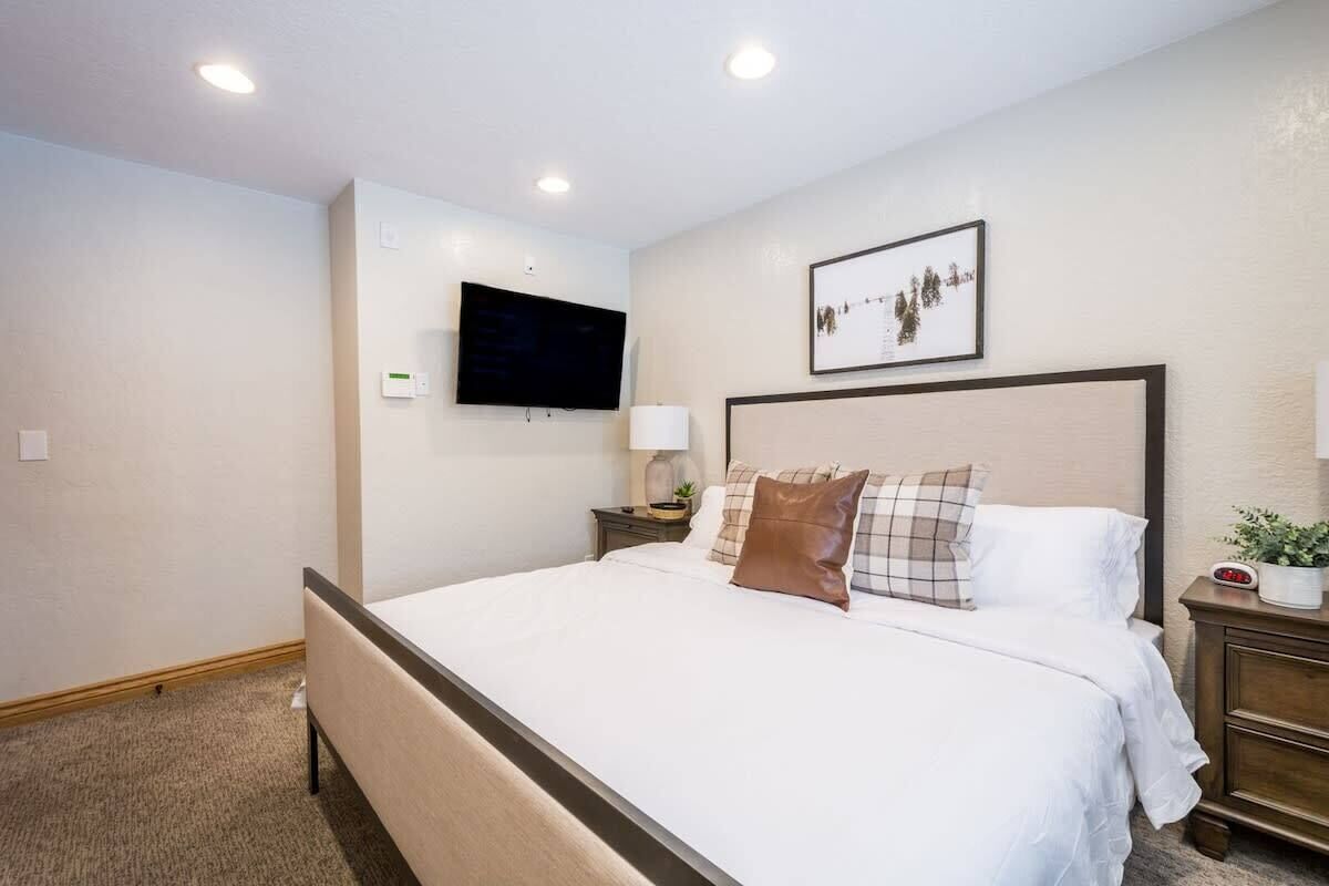 1 bedroom, iron/ironing board, travel crib, WiFi