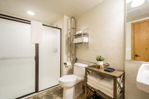 Bathtub, hair dryer, towels - 1BR I Powderhound I Brighton Ski Resort (Brighton)