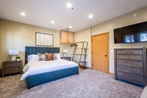 5 bedrooms, desk, iron/ironing board, travel cot