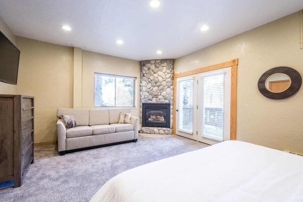 5 bedrooms, iron/ironing board, travel crib, WiFi
