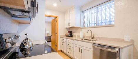 Coffee/tea maker, fridge, microwave, oven