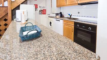 Kühlschrank, Mikrowelle, Ofen, Geschirrspüler