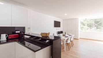 Kühlschrank, Mikrowelle, Ofen, Wasserkocher mit Kaffee-/Teezubehör