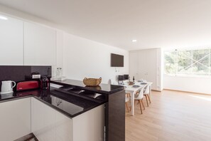 Kühlschrank, Mikrowelle, Ofen, Wasserkocher mit Kaffee-/Teezubehör