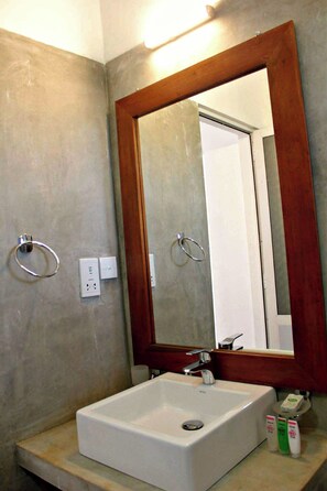 Douche, sèche-cheveux, bidet, serviettes fournies