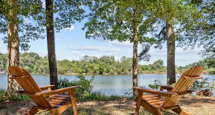 Inviting Waterfront Cottage on Cedar Creek