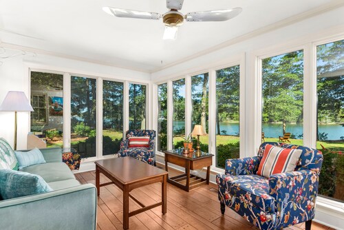 Inviting Waterfront Cottage on Cedar Creek