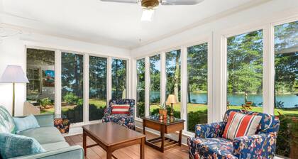 Inviting Waterfront Cottage on Cedar Creek