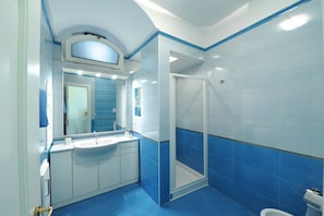 Dusche, Haartrockner, Bidet, Handtücher