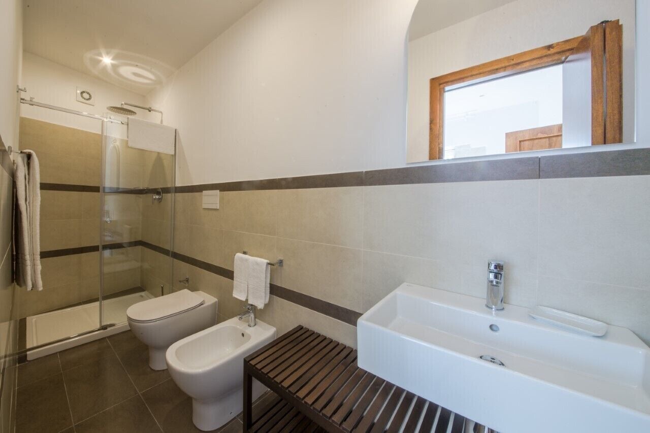 Dusche, Haartrockner, Bidet, Handtücher