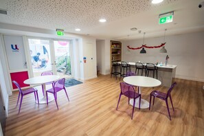 Mini-fridge, oven - City Centre Studio - Sparkford Road (Winchester)