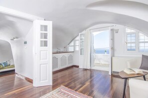 Televisie, een dvd-speler en boeken